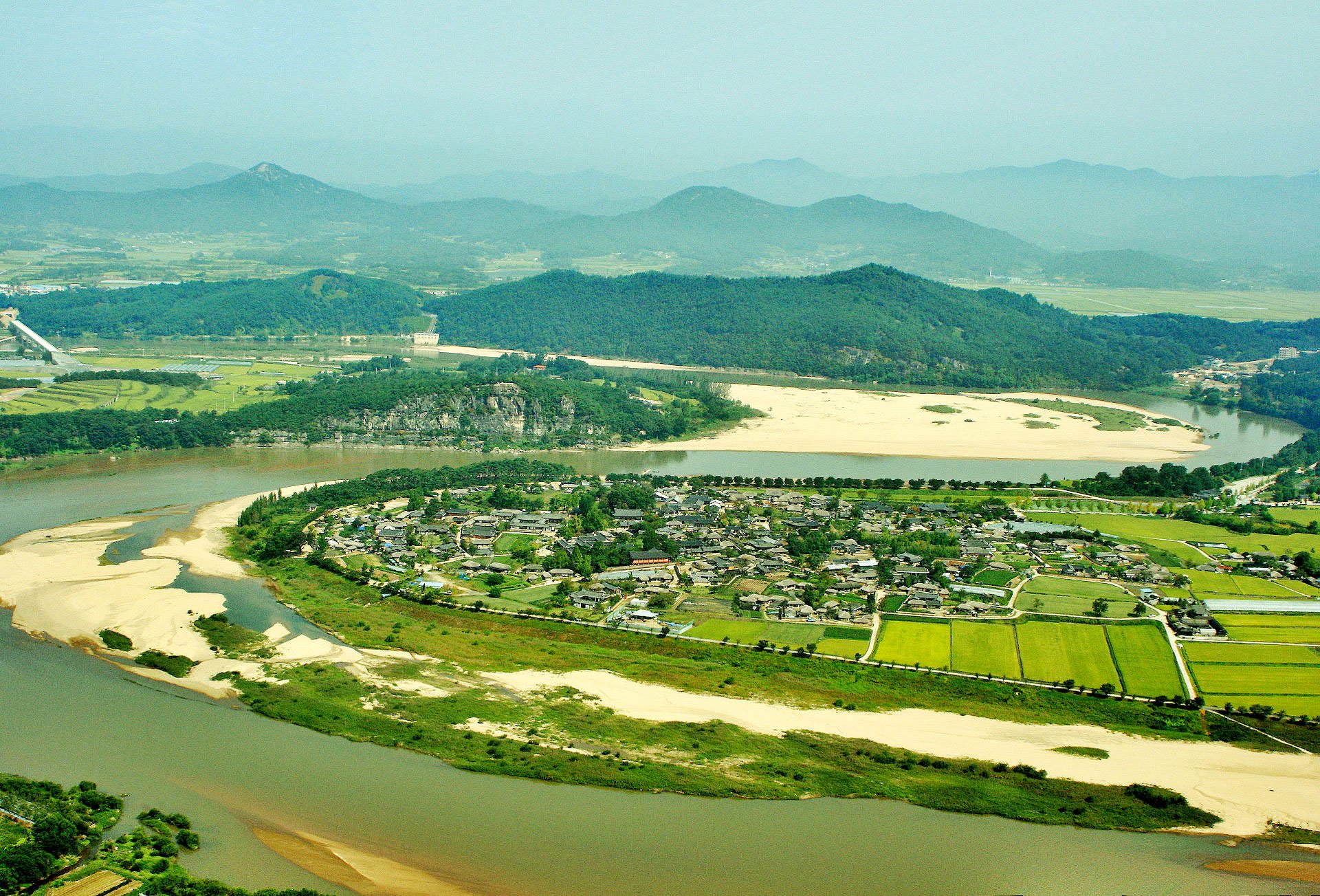 A_bird's_eye_view_of_the_Hahoe_Folk_Village_(4458648859).jpg